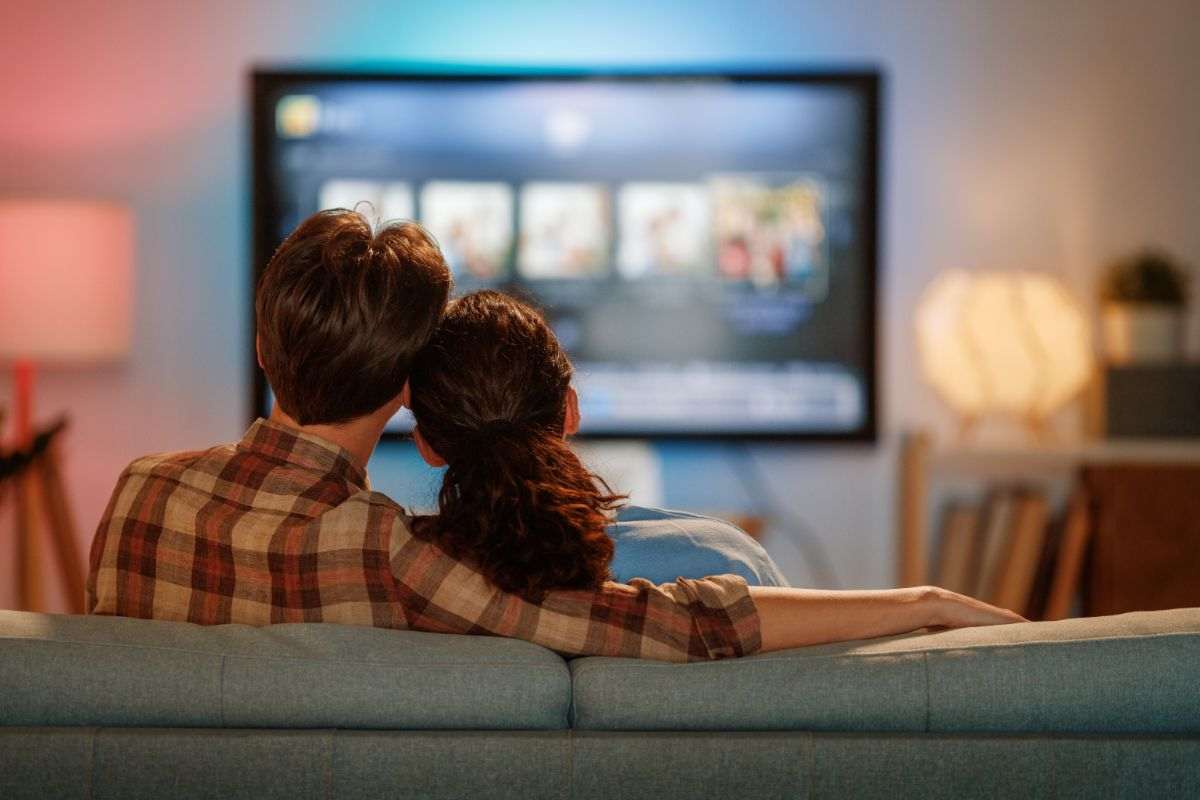 Coppia guarda la TV