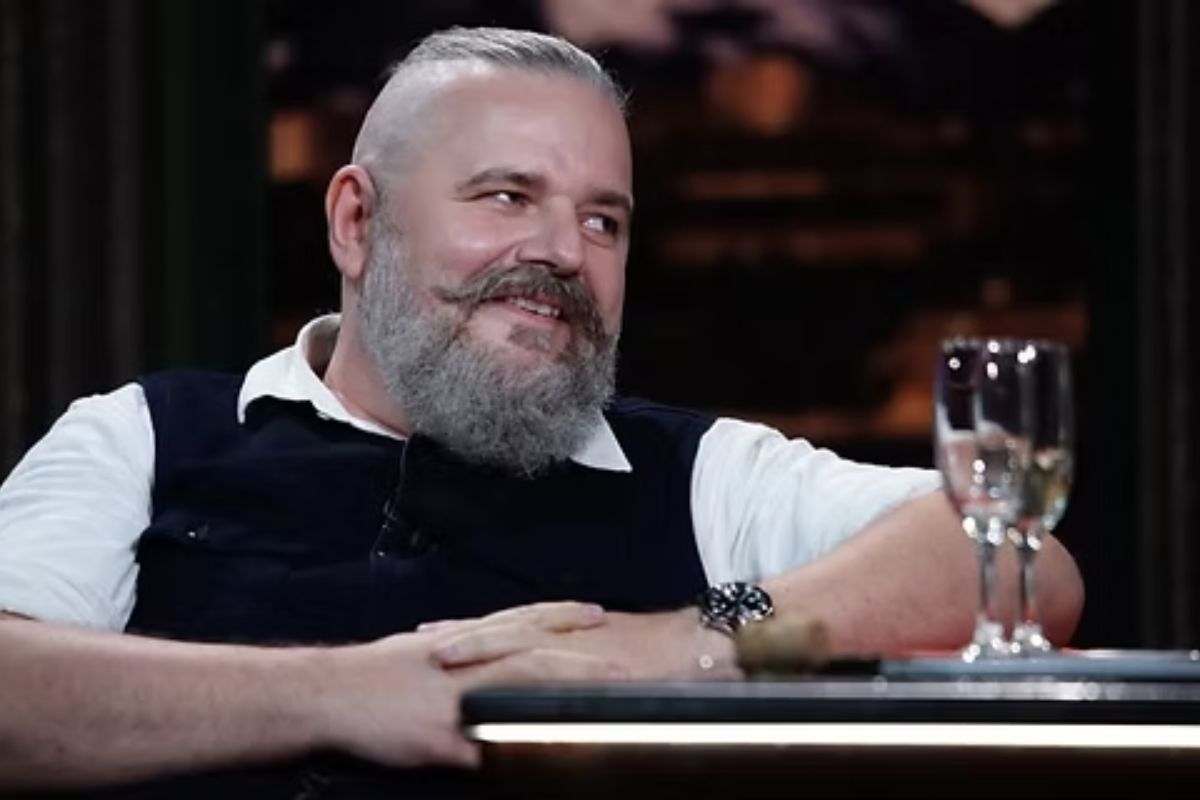 Uomo con barba e baffi, con due bicchieri