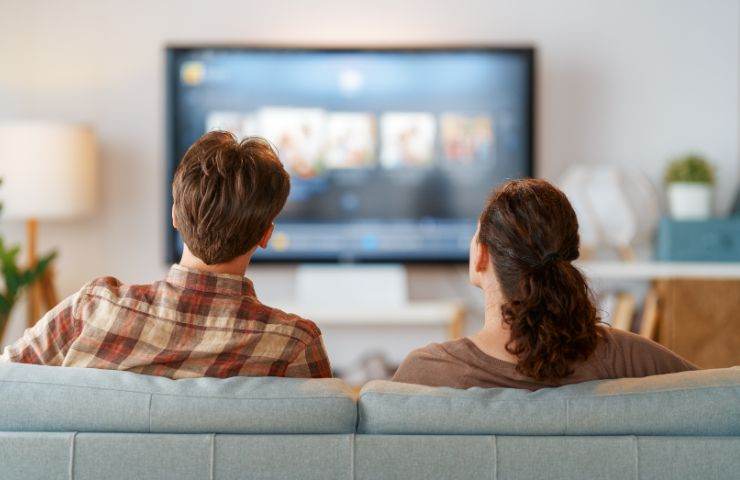 Coppia guarda la TV