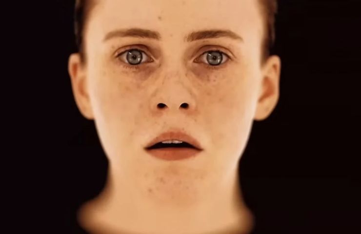 screenshot trailer di OD con volto femminile in primo piano su sfondo nero