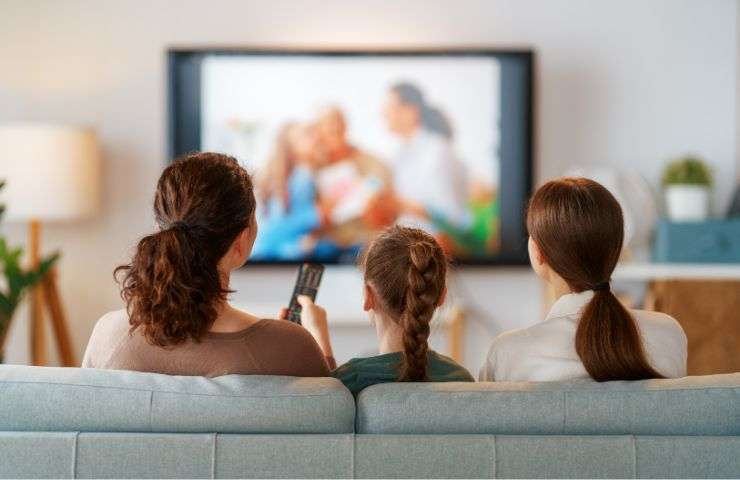 Famiglia guarda la TV