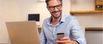 Uomo con smartphone e PC