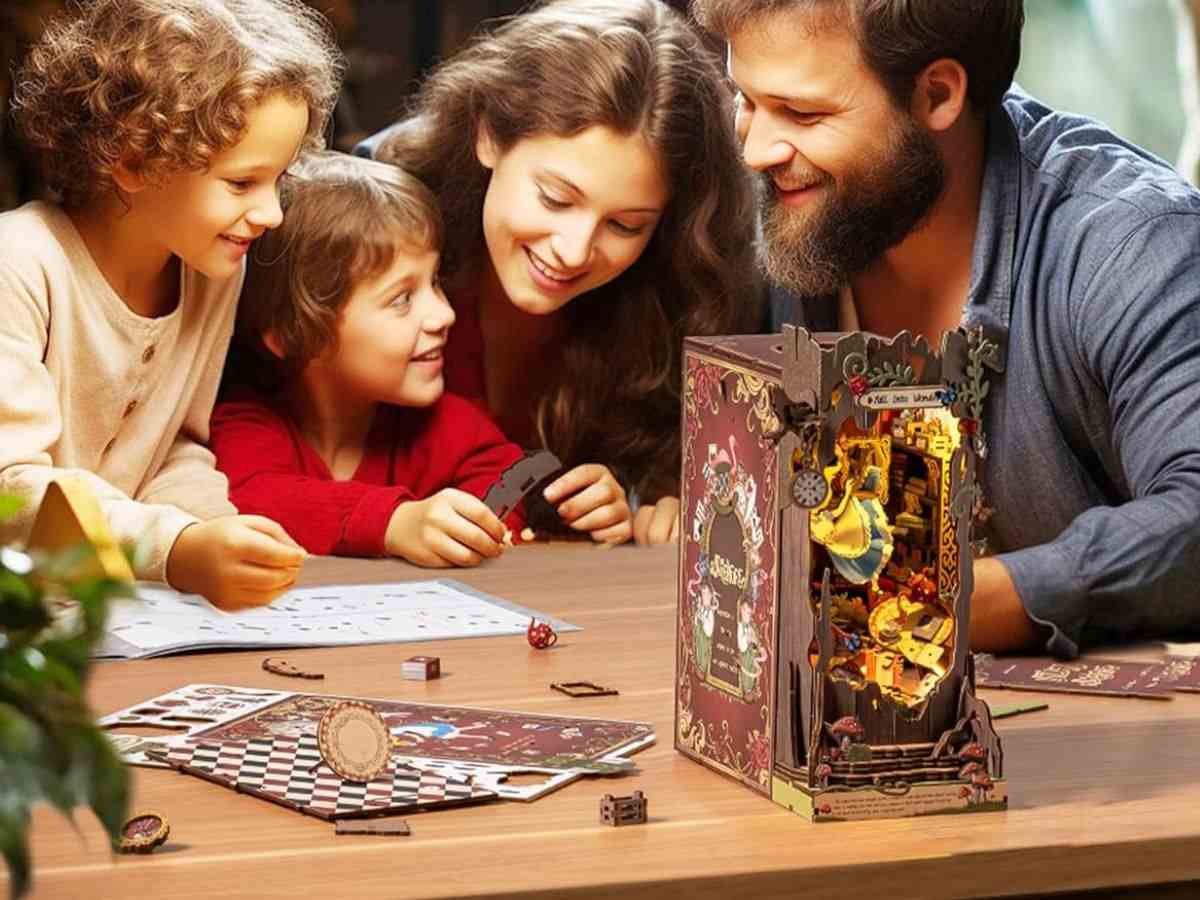 padre madre due figli attorno a tavolo d legno con diorama alice nel paese delle meraviglie