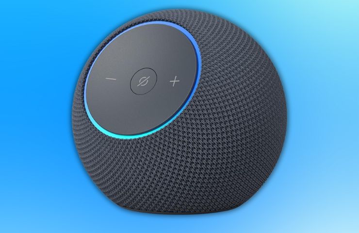 echo dot max su sfondo azzurro