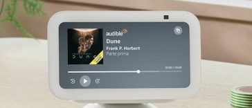 amazon echo show 5 appoggiato sulla scrivania