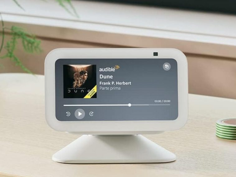 amazon echo show 5 appoggiato sulla scrivania