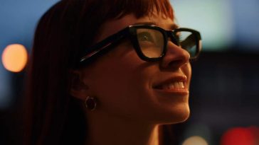 donna con occhiali smart