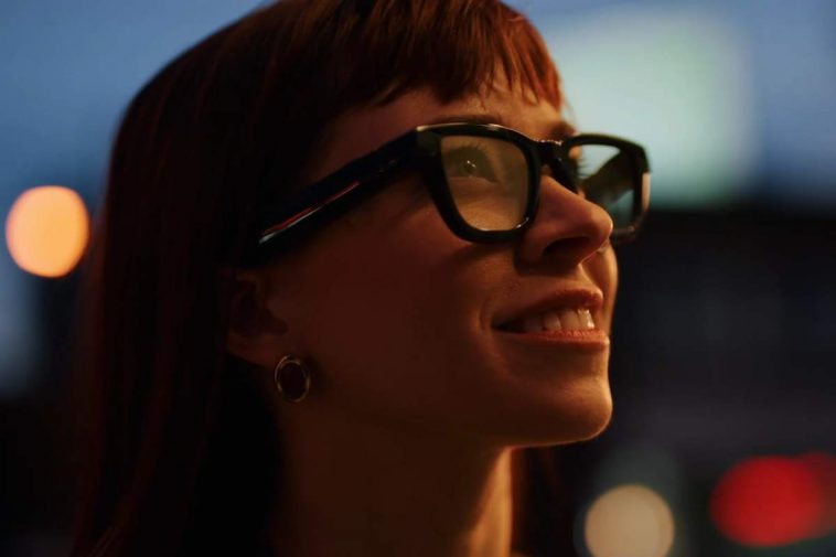 donna con occhiali smart