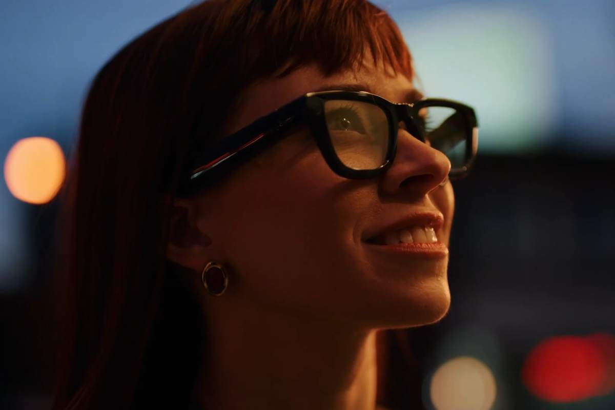 donna con occhiali smart