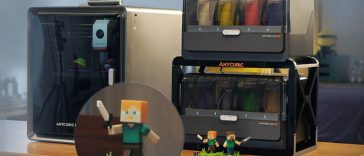 stampante 3D Anycubic Kobra S1 con modellini di minecraft
