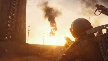 personaggo di spalle con fucile e casco, tramonto desertico