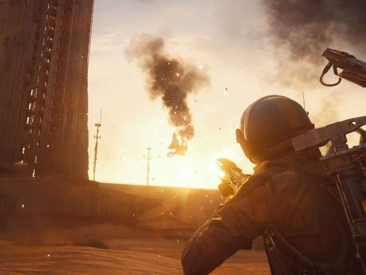 personaggo di spalle con fucile e casco, tramonto desertico