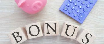 cubetti che scrivono bonus e calcolatrice con maialino rosa