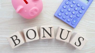 cubetti che scrivono bonus e calcolatrice con maialino rosa