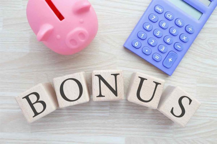 cubetti che scrivono bonus e calcolatrice con maialino rosa