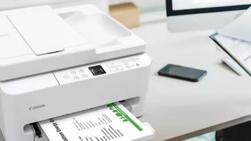 stampante canon con figli stampati su scrivania in ufficio