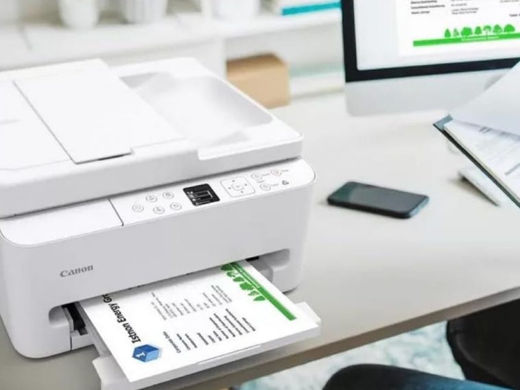 stampante canon con figli stampati su scrivania in ufficio