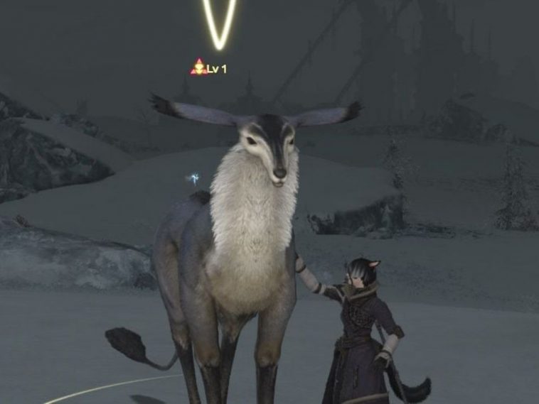 personaggio con coda che accarezza cervo gigante