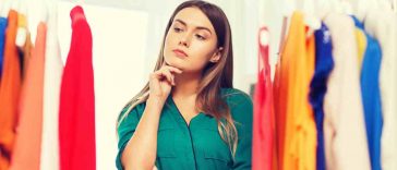 donna con l'armadio aperto