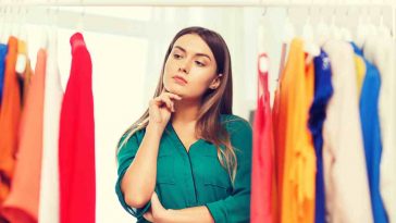 donna con l'armadio aperto