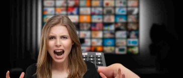 donna arrabbiata con telecomando e tv