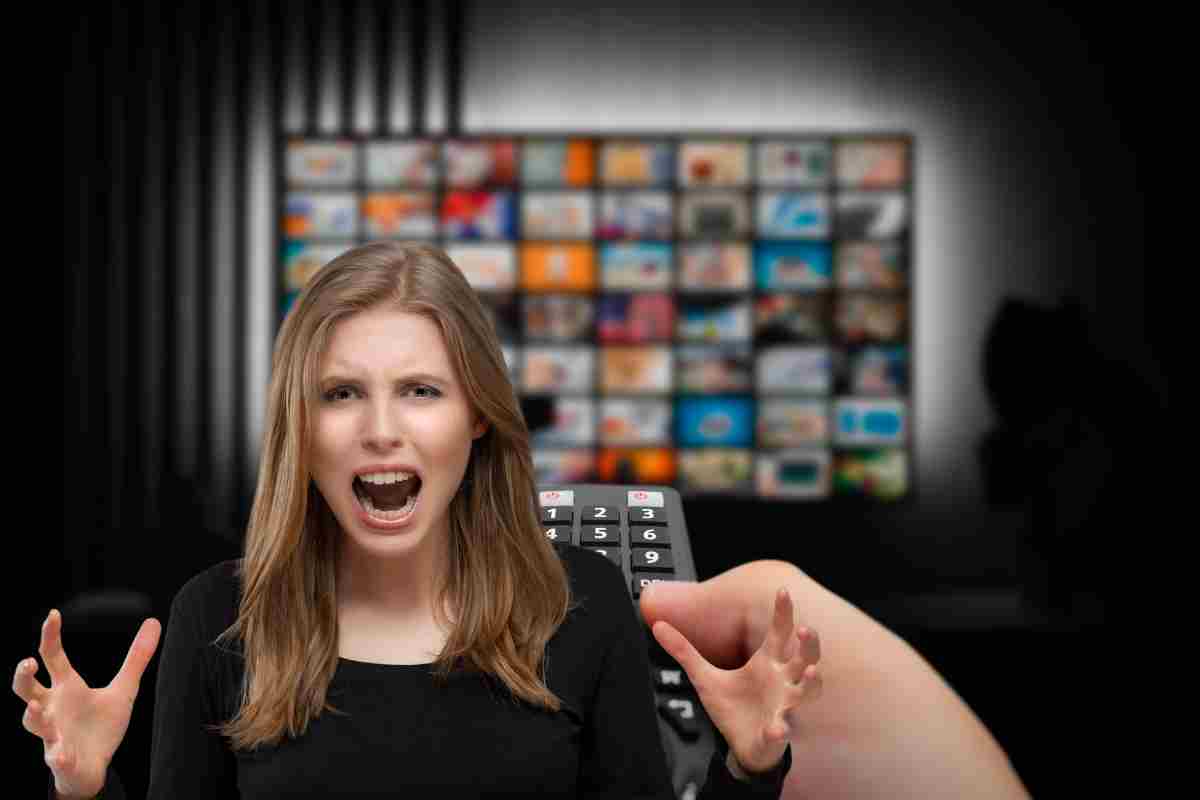 donna arrabbiata con telecomando e tv
