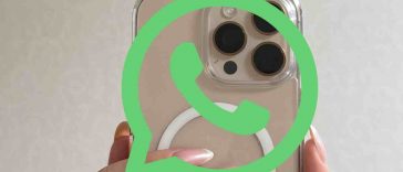 donna con iphone e logo whatsapp