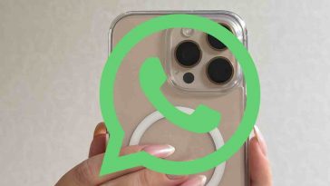 donna con iphone e logo whatsapp