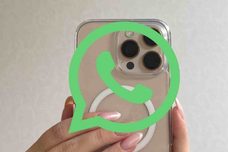 donna con iphone e logo whatsapp