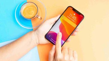 mano di donna con iphone