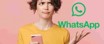 donna sorpresa con smartphone e logo whatsapp