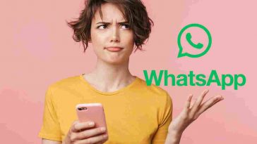 donna sorpresa con smartphone e logo whatsapp
