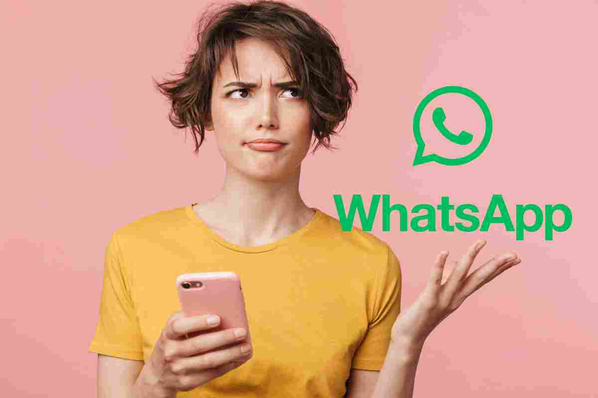 donna sorpresa con smartphone e logo whatsapp
