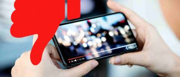 donna guarda video con icona di pollice giu