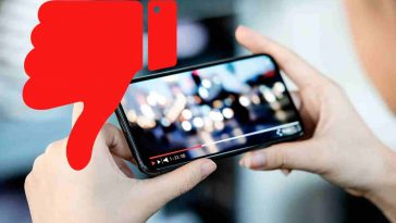 donna guarda video con icona di pollice giu