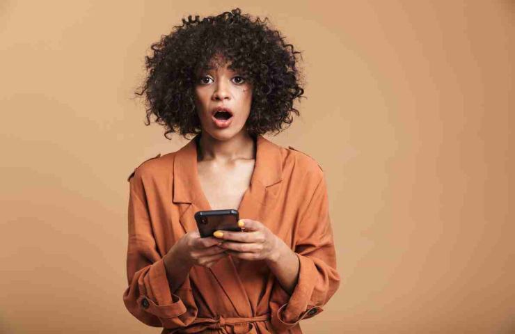donna con telefono sorpresa