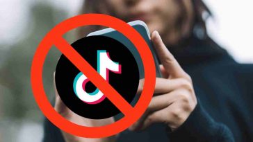 donna con smartphone e logo tiktok bannato