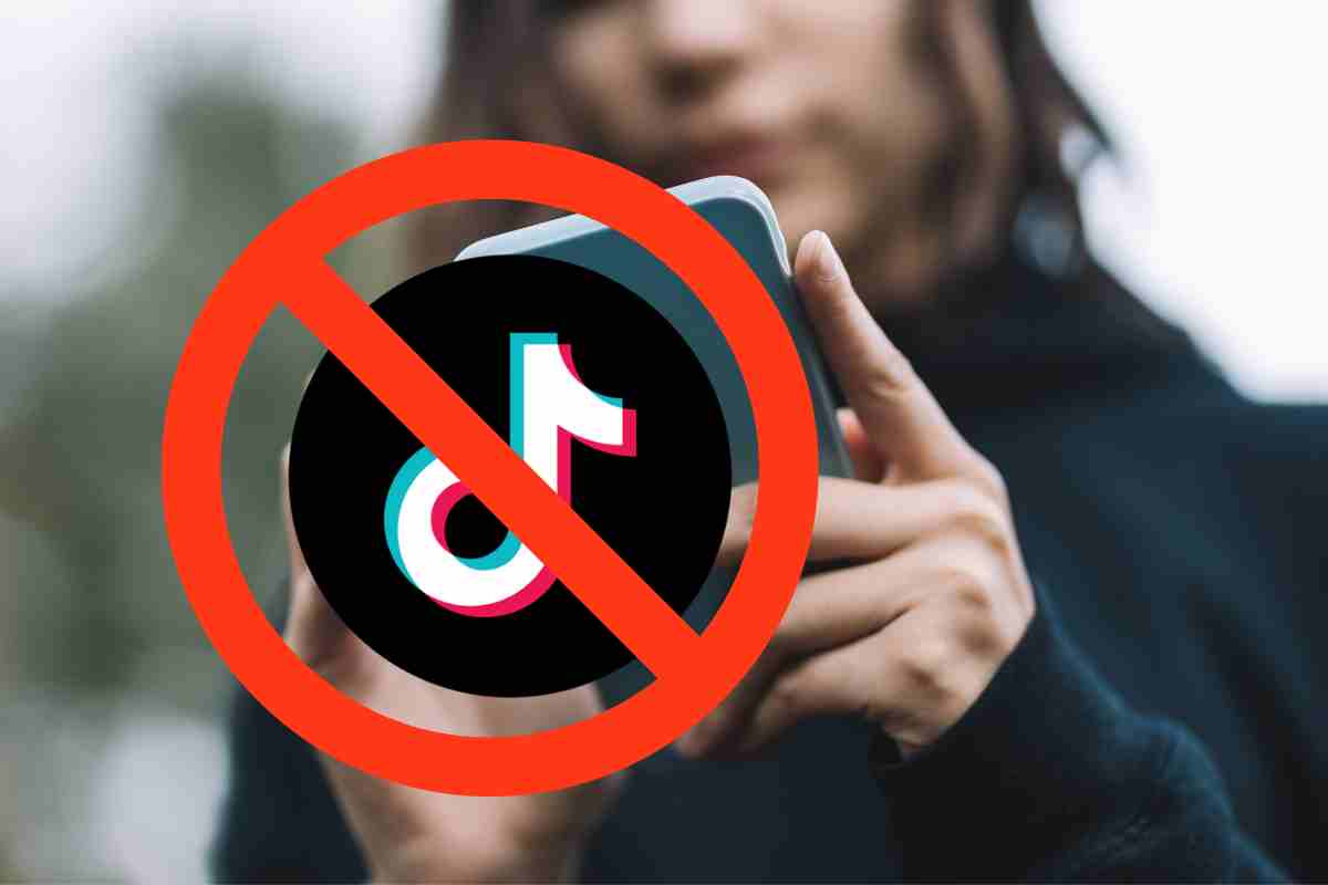 donna con smartphone e logo tiktok bannato
