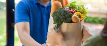 uomo che fa una consegna