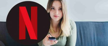 donna con telecomando e logo netflix
