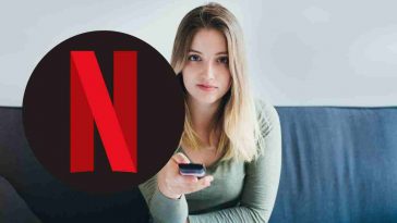 donna con telecomando e logo netflix