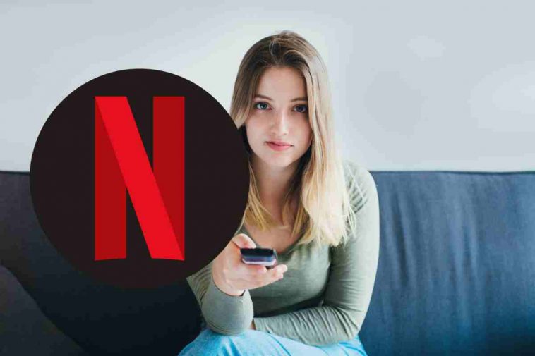 donna con telecomando e logo netflix