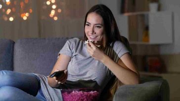 donna con popcorn guarda tv