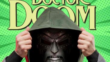 persona si toglie cappuccio mentre indossa maschera di ferro, scritta docrtor doom