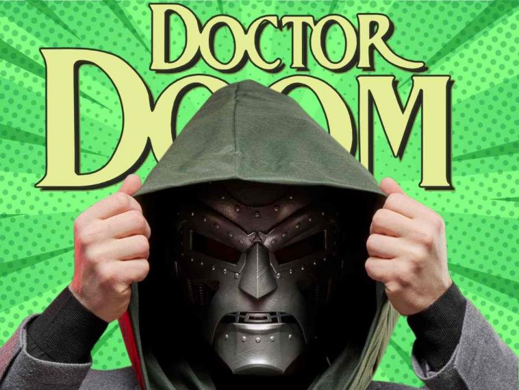 persona si toglie cappuccio mentre indossa maschera di ferro, scritta docrtor doom