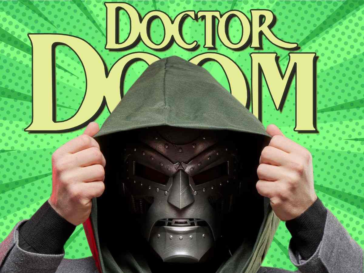 persona si toglie cappuccio mentre indossa maschera di ferro, scritta docrtor doom