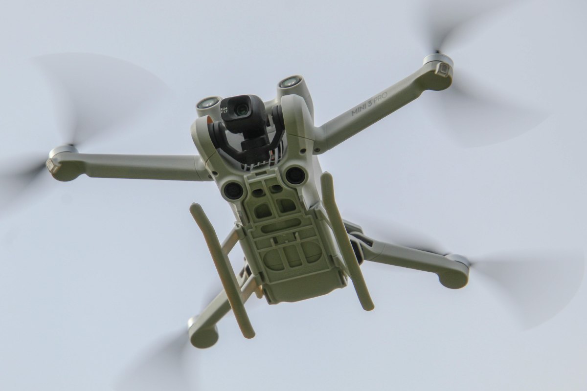 Un drone bianco in volo