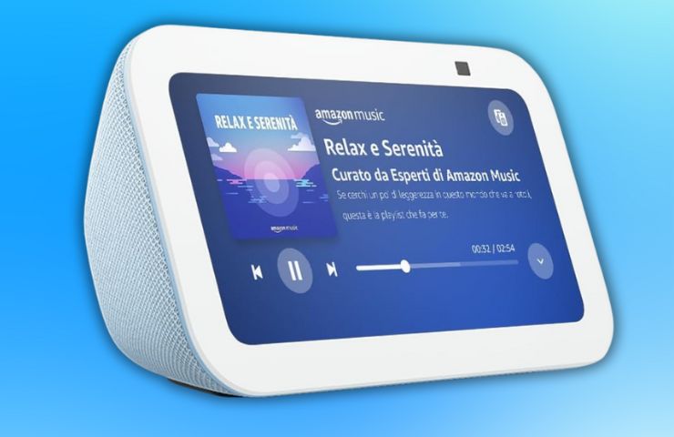 amazon echo show su sfondo azzurro