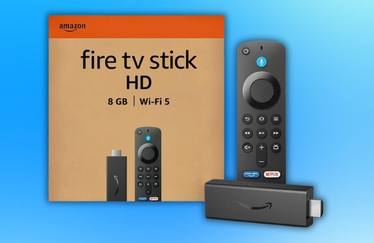 Fire TV Stick su sfondo azzurro con confezione