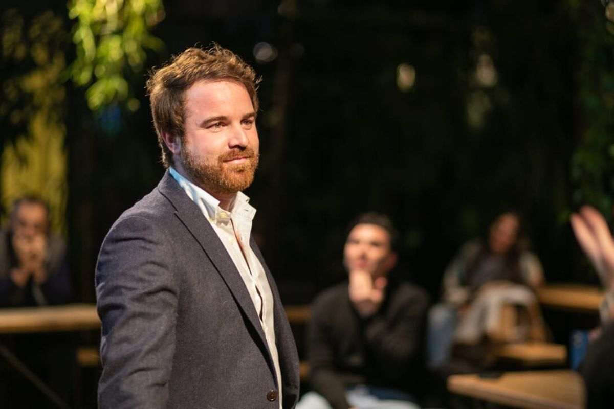 gero micciché ragazzo con capelli castani e barba con vestito e camicia